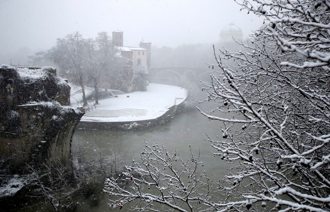 A pesar de las dificultades del trafico, los romanos y turistas disfrutaron de la inusual nevada y de la belleza de los monumentos de la capital cubiertos totalmente de blanco.