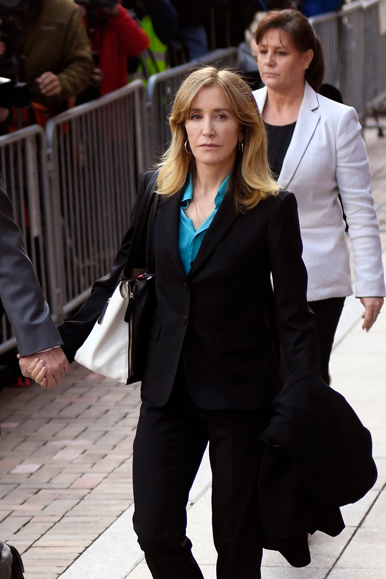 En mayo, Huffman
<b><a href="https://www.univision.com/local/miami-wltv/lori-loughlin-y-felicity-huffman-se-presentan-en-corte-por-cargos-relacionados-con-el-escandaloso-fraude-en-admisiones-universitarias-video"> se declaró culpable</a></b> de haber pagado 15 mil dólares para que se cambiaran las respuestas del examen SAT de Sophia, su hija de 19 años.