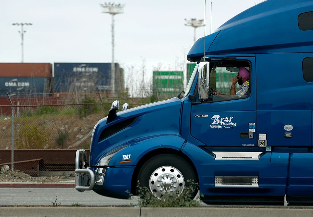  California pierde $40 millones por no exigir inglés a camioneros extranjeros