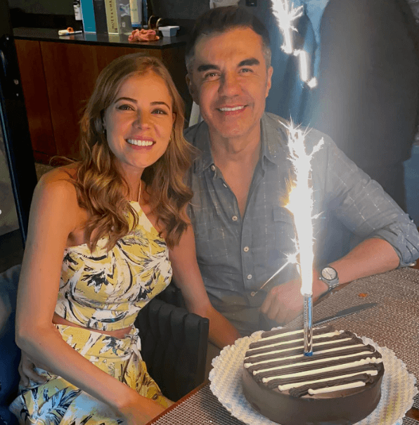 En otra de las fotografías, la feliz pareja posa con el tradicional pastel de cumpleaños.
<br>