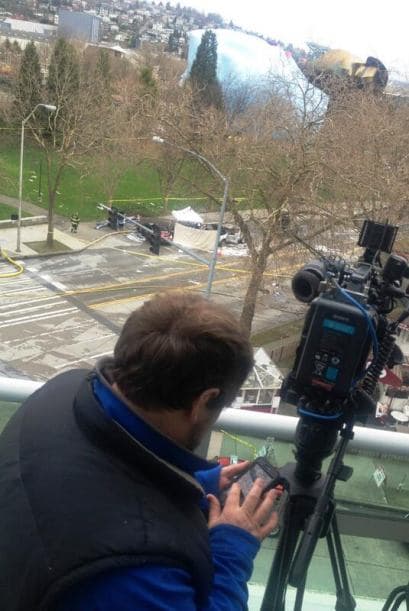 A manera de homenaje, diversos de sus compañeros han publicado fotografías de él, durante su trabajo, para darles sus condolencias a la familia. Fotografía tomada de Komo News.