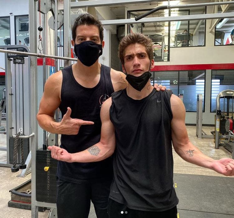 "Es muy triste enterarme de que ese problema de adicciones lo está llevando a hacer
<b>cosas tan fuertes</b>", dijo respecto a su decisión de querer convertirse en actor de películas para adultos.
<br>