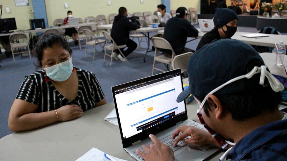 Henry Sales y otros 15 voluntarios recibieron y ayudaron a más de 100 miembros de la comunidad Mam del este de Oakland el pasado sábado 25 de abril, cuando se llevó a cabo su cuarto taller de información en la Iglesia Dios Fuente de Vida en el barrio de Fruitvale.