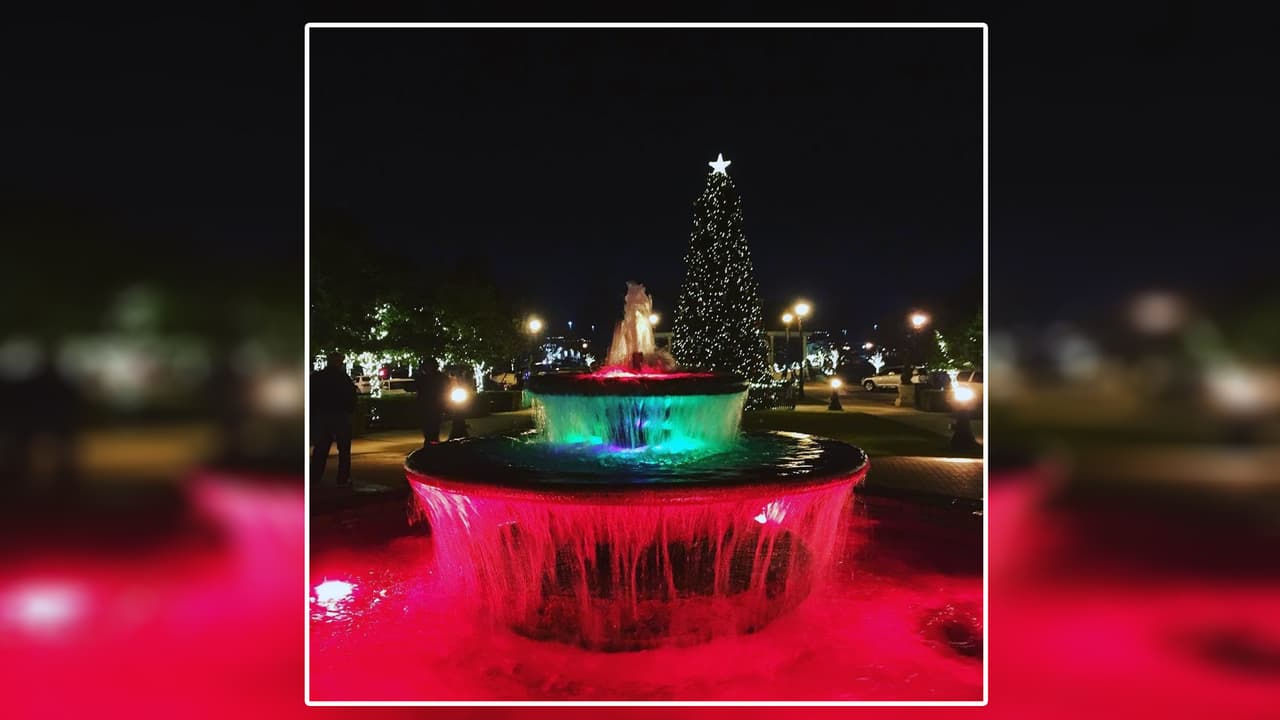 <b>The Christmas Tree Lighting</b>
<br>No puede faltar una linda fotografía en familia junto a un gran árbol de navidad y la ciudad de Southlake te ofrece el escenario perfecto. 
<br>📍 
<b>Tarrant</b>: 1400 Main Street, Southlake.
<br>📆 Todos los días, toma en cuenta el estado del tiempo y que al atardecer lo podrás ver iluminado. 
<br>👉🏻 La ciudad cuenta con otras actividades por la época navideña, algunas pueden tener un costo adicional: 
<a href="https://www.visitsouthlaketexas.com/156/Home-for-the-Holidays" target="_blank">visitsouthlaketexas.com</a>
<br>