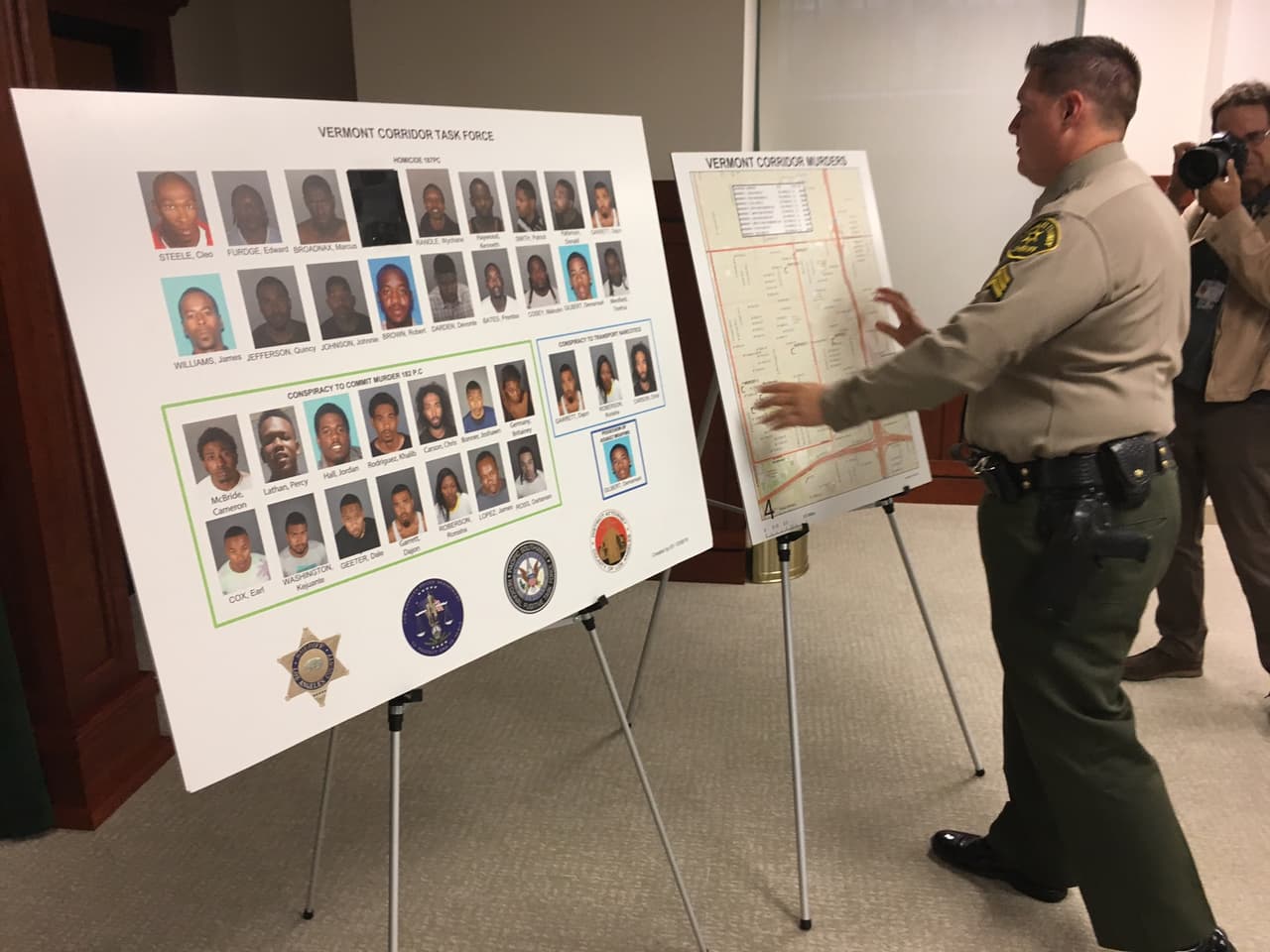 Los detenidos, según las autoridades, habían amenazado en internet con asesinar a cien personas en cien días en Sur Los Ángeles durante el verano de 2015.