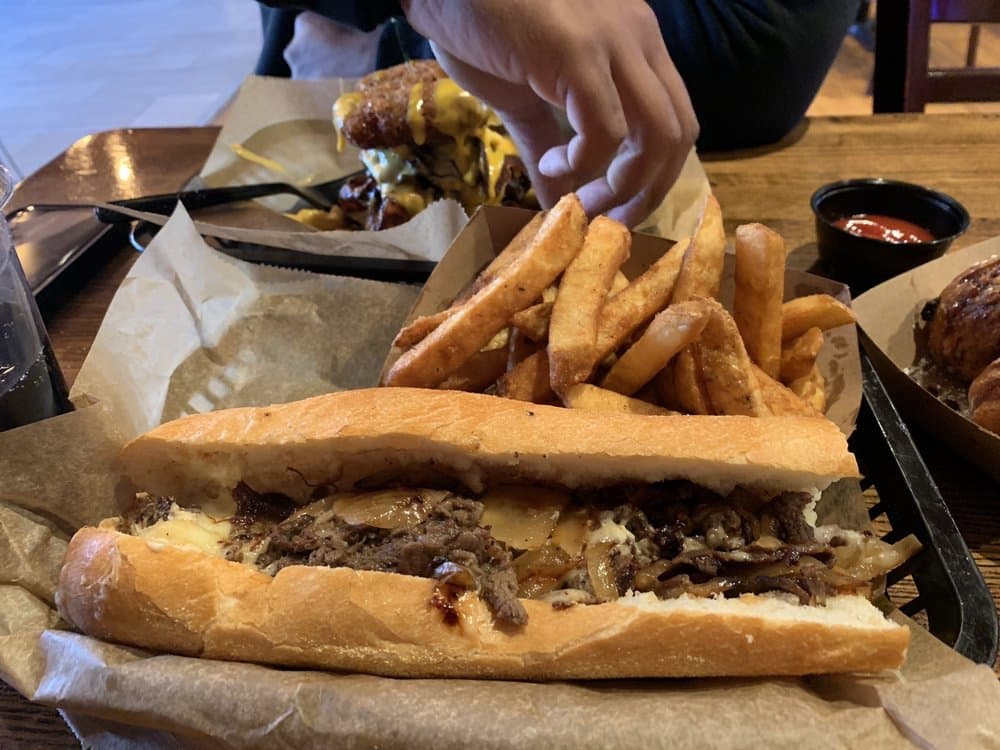 <b>Oh Brother Philly</b>
<br>206 Market St Philadelphia, PA 19106
<br>Teléfono: (215) 515-3255
<br>Sitio web: 
<a href="https://www.ohbrotherphilly.com/">https://www.ohbrotherphilly.com/</a> 
<br>
<a href="https://www.yelp.com/map/oh-brother-philly-philadelphia">Cómo llegar</a>
<br>
<br>Aseguran que son “La mejor tienda tienda de sándwiches de bistec con queso en Filadelfia y que usa 100% carne de ribeye”.