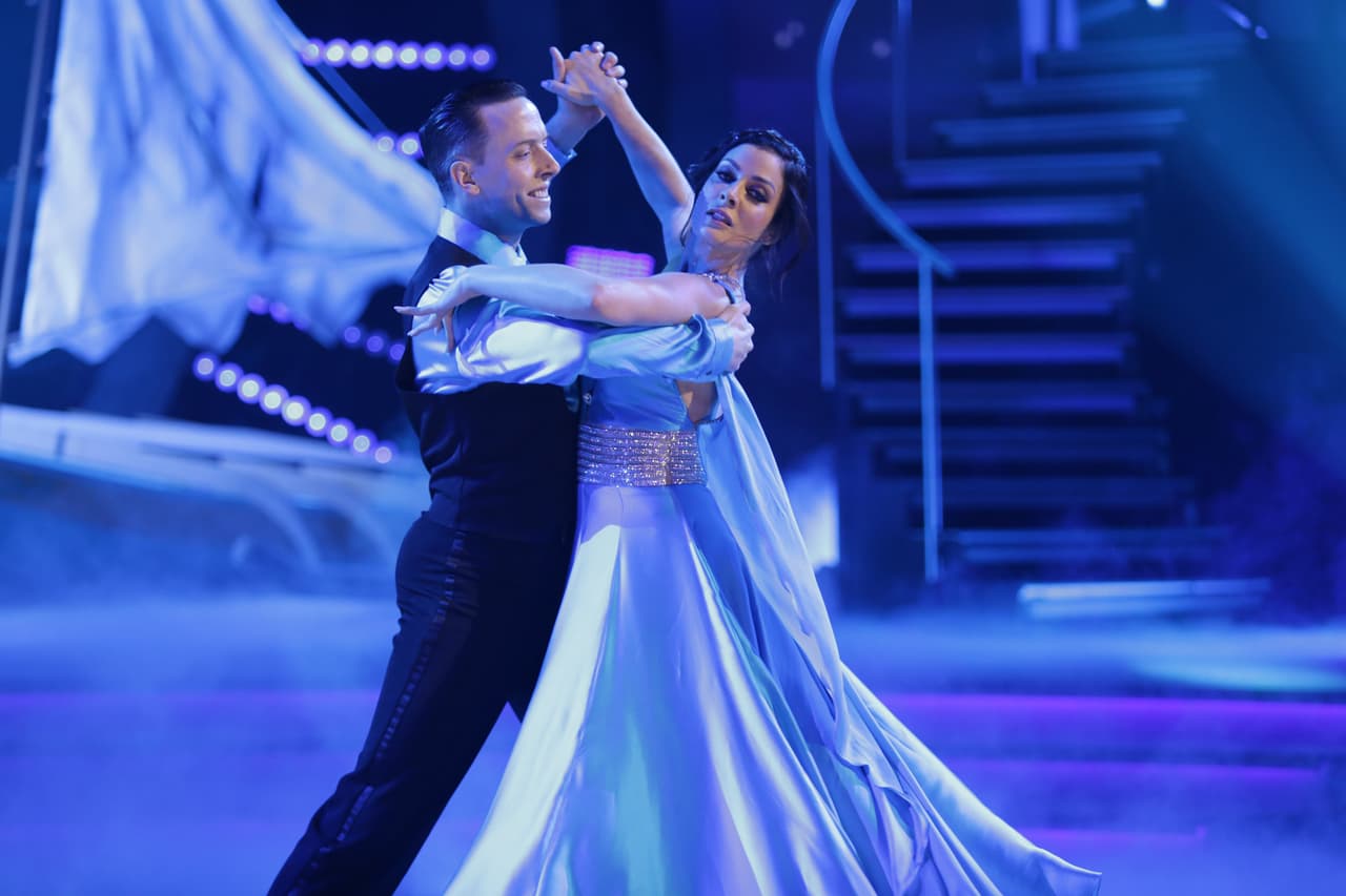 A la actriz y modelo le tocó bailar un vals con la canción 'Unchained Melody'.