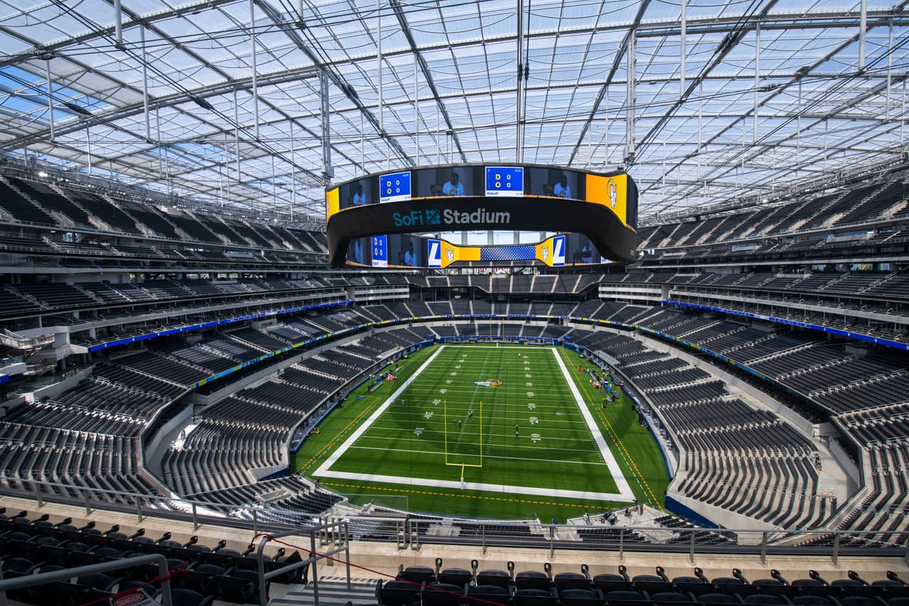 El estadio tiene 3.1 millones de pies cuadrados de construcción y puede albergar entre 70,000 y hasta 100,000 personas sentadas en su interior.