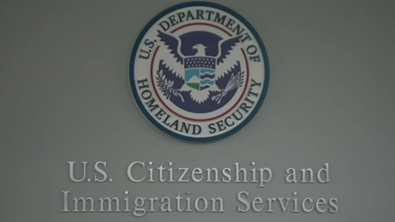 Hablemos de Inmigración | Nuevos requisitos impiden a 540,000 inmigrantes naturalizarse para votar