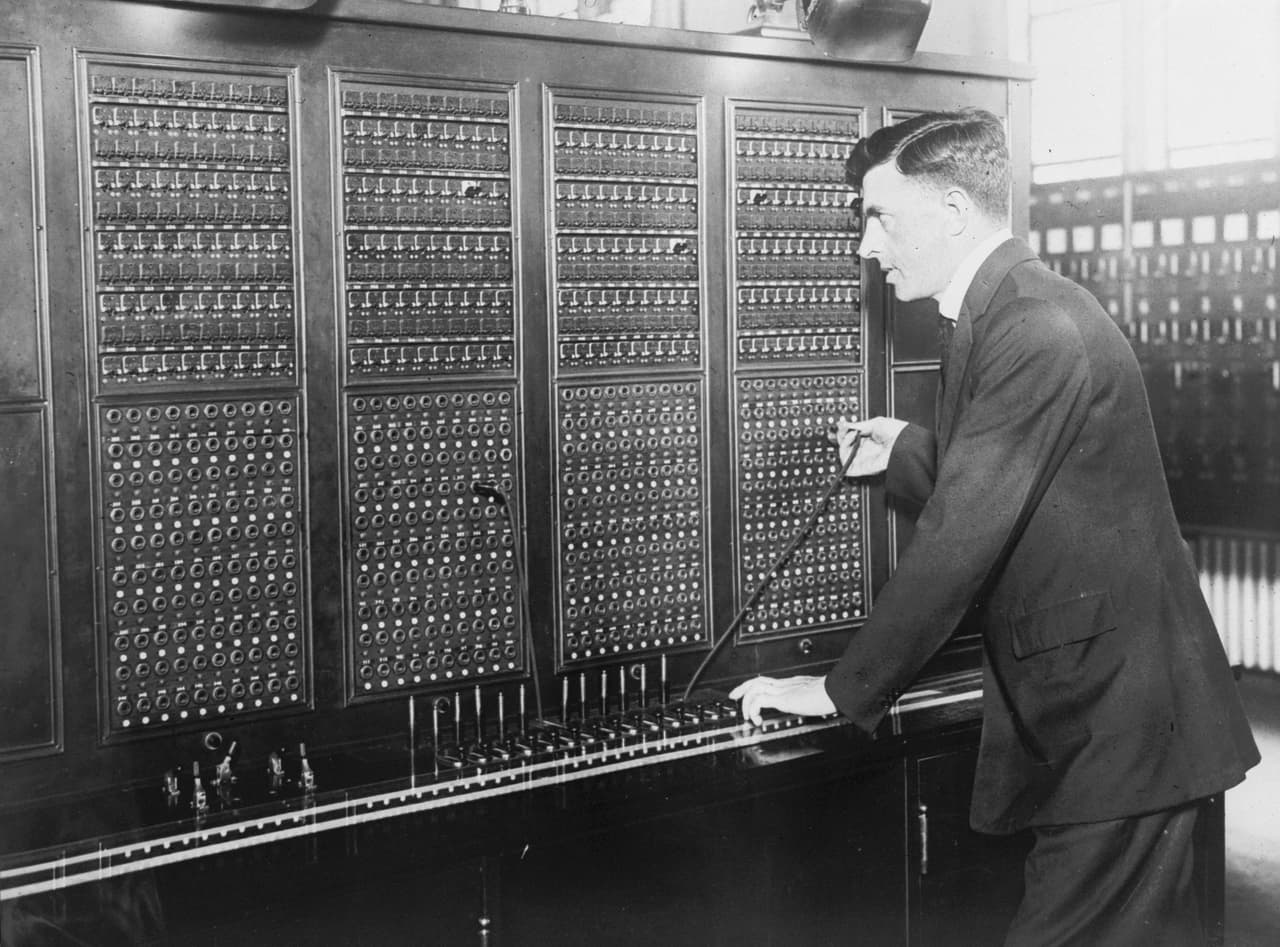 <b>Operador de telégrafo</b>
<br>
<br>El uso del telégrafo fue muy popular desde mediados del siglo XIX hasta la década de 1970. Esta simple forma de comunicación en base a sonidos de puntos y líneas fue inventada por Samuel Morse, y se adoptó internacionalmente. Sin embargo, los operadores de telégrafos fueron desapareciendo a medida que otras formas de comunicación alámbrica e inalámbrica se volvieron más comunes.
<br>