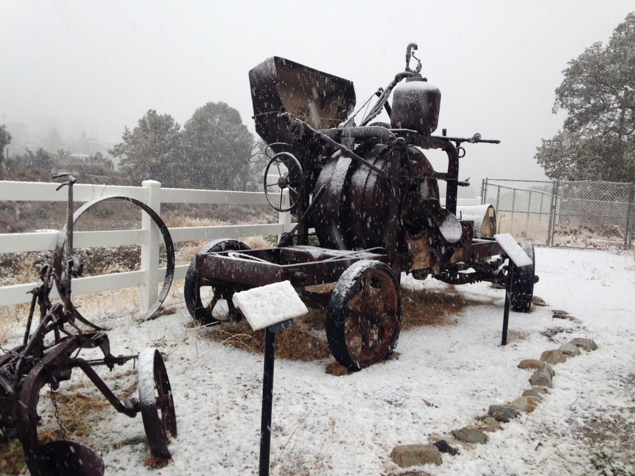 Artefactos del museo Ridge Route Communities quedaron bajo un manto blanco.