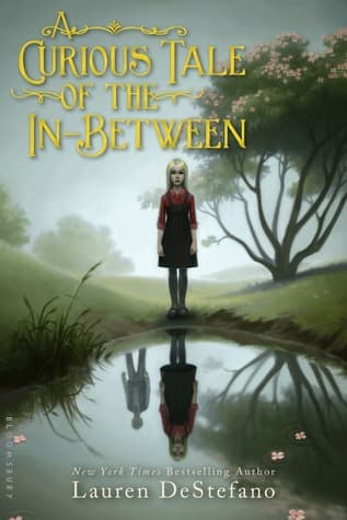 Libros de 7 a 12 años de edad: A Curious Tale of the In Between, por Lauren Destefano, acierta con al punto medio de suspenso y ternura sobre una historia de amistad de una niña que puede ver fantasmas pero sólo anhela ver a su padre.