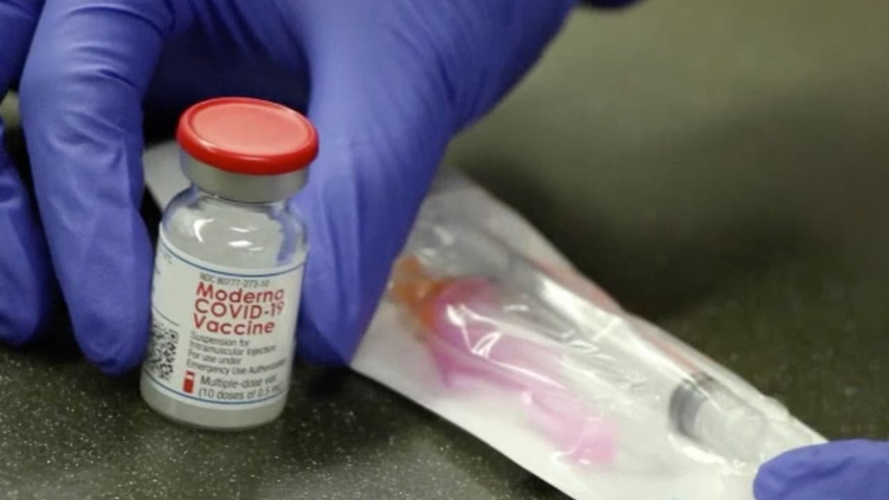 “Me han dicho que se van a convertir en zombis, que te van a poner un microchip, que puedes quedar estéril, que puedes perder la vista, el oído, que te vuelves impotente”, dijo el Dr. 
<a href="https://www.univision.com/local/houston-kxln/coronavirus-pruebas-covid-19-joseph-varon-resultados-houston-texas">Joseph Varón,</a> director médico de la Unidad Covi-19 del United Memorial Medical Center en Houston.