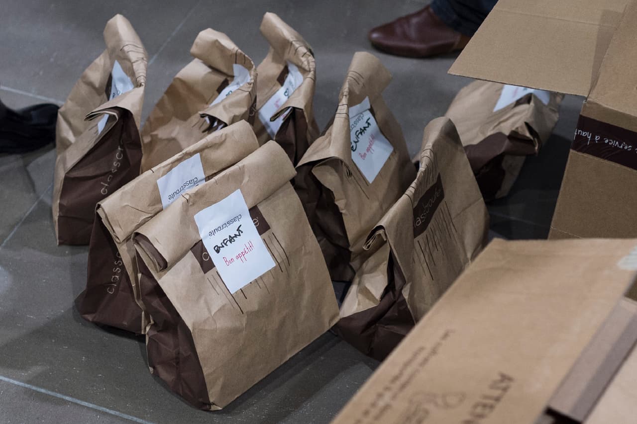 El Distrito 99 de Cicero proporciona comidas gratuitas durantes los cierres escolares determinados por el estado para todos los niños en Cicero menores de 18 años. Esto será de lunes a viernes del 18 al 27 de marzo de 8am - 10am.