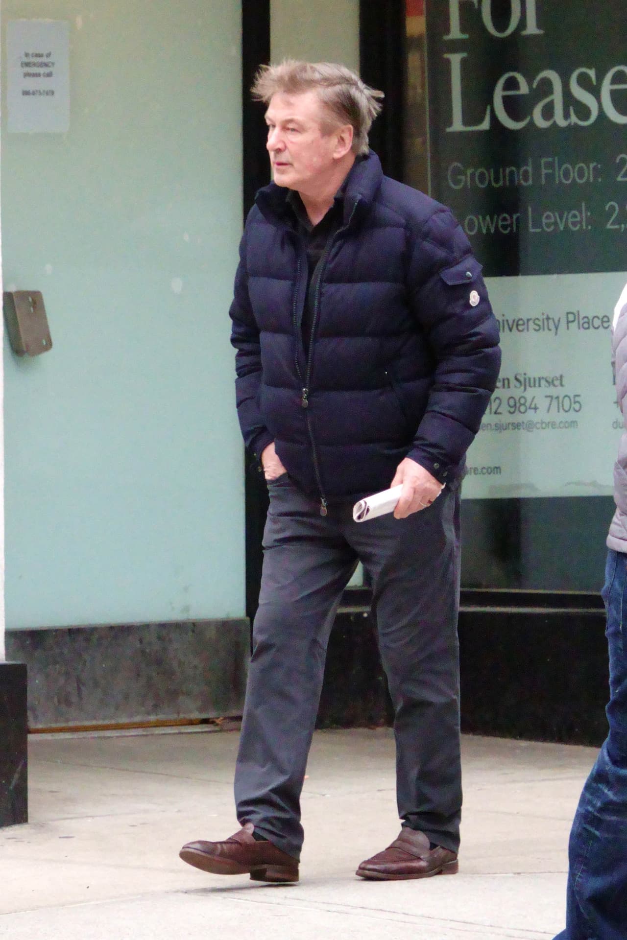 Con una mano en su bolsillo y la otra sosteniendo algunos papeles enrrollados, el actor y productor trataba de esquivar las cámaras.