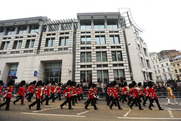 A las 10 de la mañana hora local comenzó el traslado del féretro hasta la catedral de San Pablo, el cual fue escoltado por cientos de militares en su último viaje por las calles de Londres.