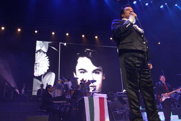 El Divo de Juárez, Juan Gabriel, hizo retumbar Phoenix con su música, su voz y sus bailes, enloqueciendo a miles de fans que llenaron el US Airways Center. Con un "¡Viva México!", Juanga arrancó su gira de conciertos del tour "Volver" ante un auditorio repleto que respondió con la misma pasión. Este ícono mexicano deleitó al público con sus grandes éxitos como "Querida", "El Noa Noa", "Inocente pobre amigo," y "Amor Eterno" entre muchos otros. El cantante se entregó por entero a sus seguidores, quienes cantaron, bailaron, lloraron y hasta aprovecharon para tomarse una selfie en un espectáculo que fue divertido y emotivo a la vez.