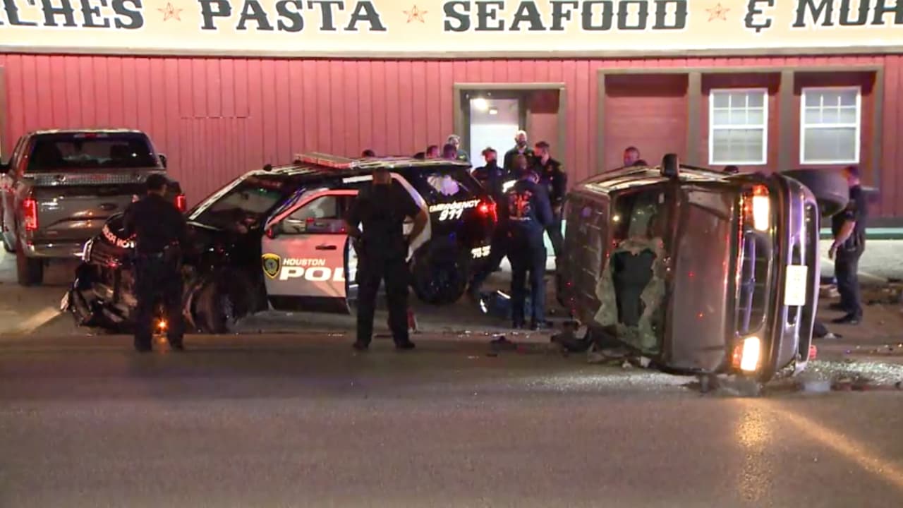 Las autoridades dicen que la patrulla circulaba hacia el norte por Shepherd Drive.