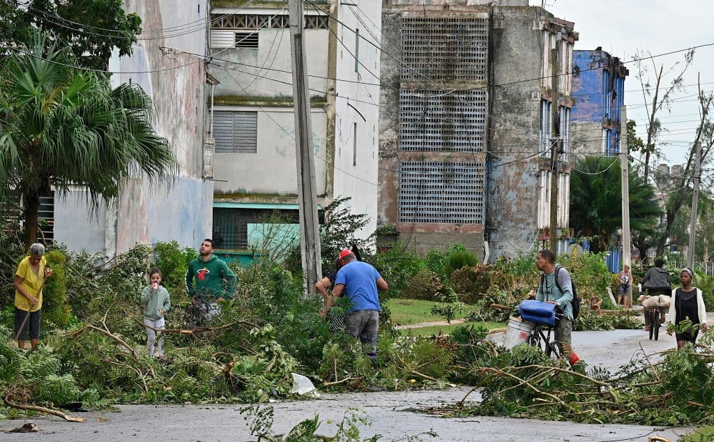 Las fachadas de algunos edificios en Artemisa cayeron a las calles, arrancadas por los fuertes vientos del huracán Rafael.