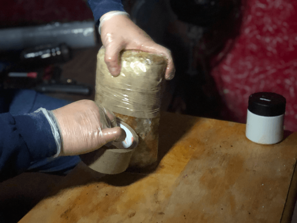 Al terminar, los narcotraficantes vuelven a empacar la droga con cinta.