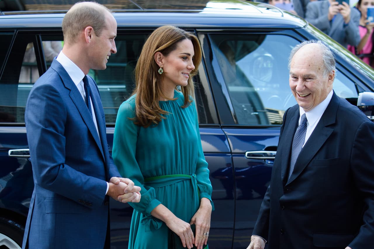 El miércoles 2 de octubre, 
<b><a href="https://www.univision.com/famosos/william-y-kate-evitan-las-criticas-de-las-que-fueron-objeto-harry-y-meghan-y-optan-por-viajar-en-vuelo-comercial-fotos" target="_blank">Kate Middleton y el príncipe William</a></b> se reunieron con el líder espiritual musulmán Aga Khan para hablar acerca de la visita que harán a Paquistán en dos semanas.