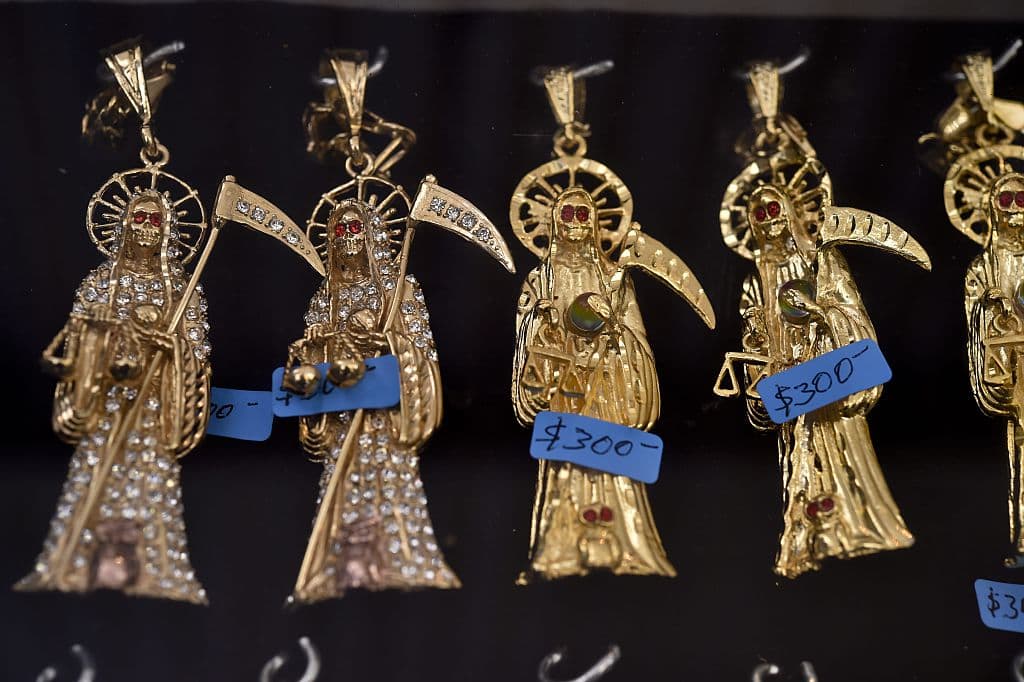 Esto se refiere no sólo critican que la Santa Muerte esté considerada como la patrona de los narcotraficantes y los criminales, sino también que los líderes del culto estén usando la figura de la muerte para comercializar con ella y sacar provecho económico de los habitantes.