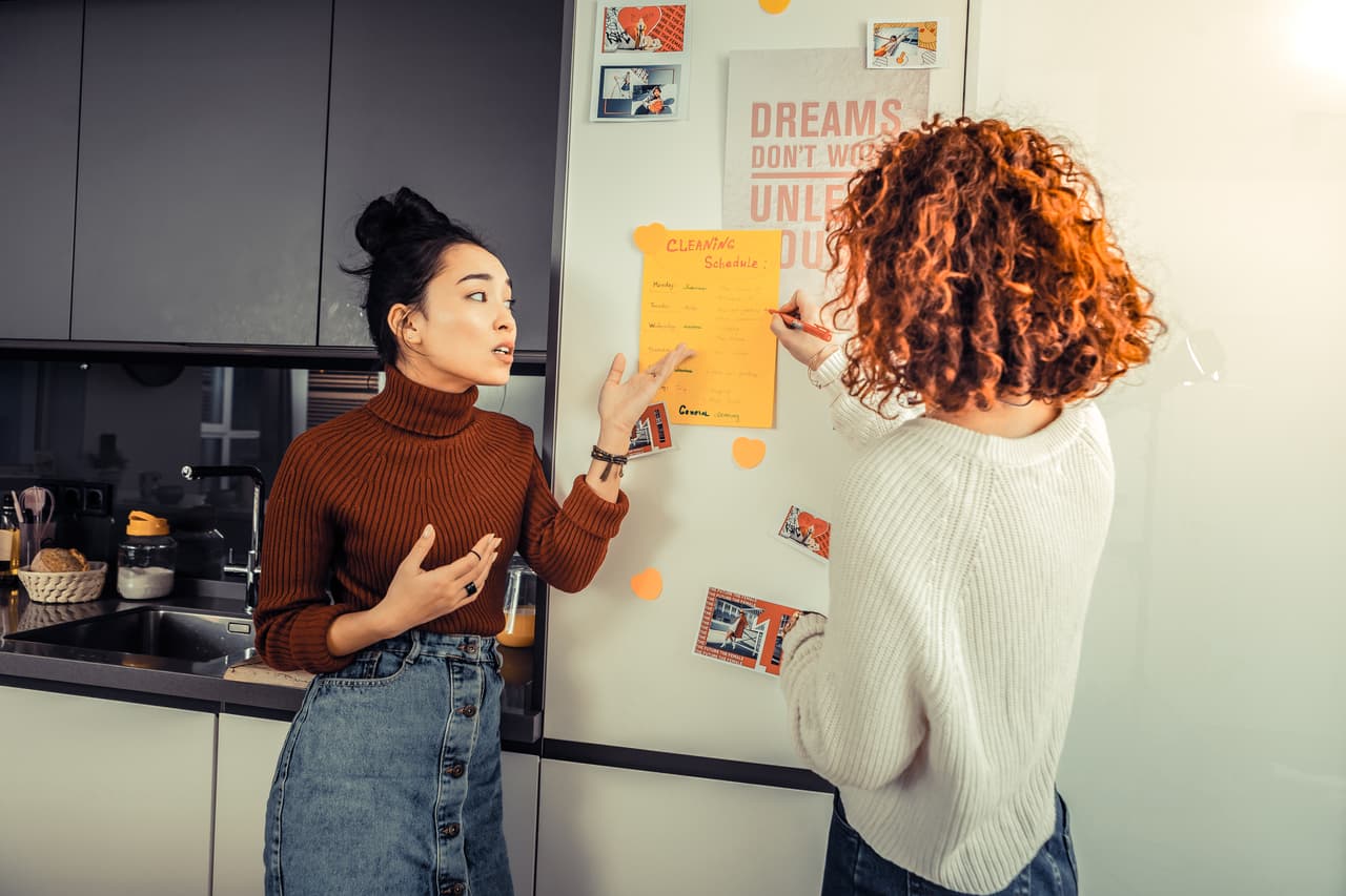 <b>Reglas parejas para todos. </b>Las reglas deben ser respetadas y parejas para todos. Si se prohibieron las visitas después de tal hora, debes respetar esa decisión. Si tú prohibiste la visita de las parejas de tus ‘roommates’, tú debes predicar con el ejemplo y hacer lo mismo cuando tengas novio.