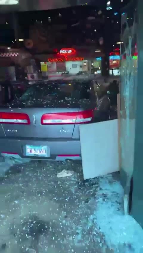 Testigos dentro y fuera del restaurante relataron escenas de confusión y desesperación. Algunos pensaron que había explotado la cocina. Clientes y empleados salieron en estado de shock tras el impacto.
<br>
<br>"Fue durísimo, y me imagino a las personas ahí adentro. Los trabajadores de Portillo
<b>salieron llorando, salieron desesperados</b> " , comentó Mairry Colina, testigo del accidente.