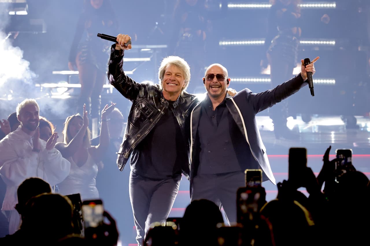 Bon Jovi y Pitbull hicieron historia al unir sus respectivos géneros musicales para interpretar "Now or Never".