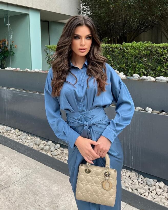 Este otro, un Lady Dior mediano, tiene un costo de
<b> 2,830 dólares. </b>
<br>