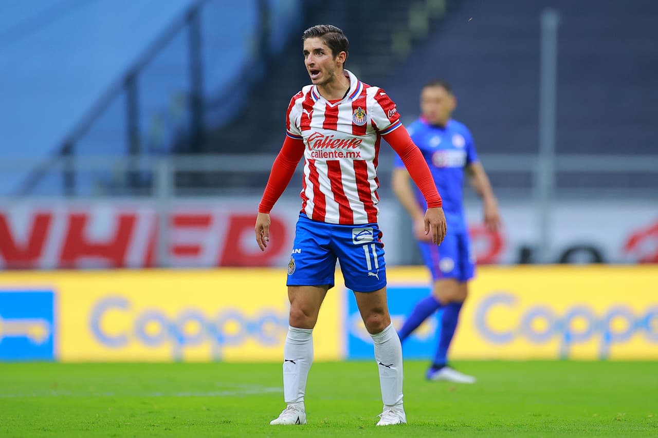 El 'Conejo' Brizuela fue lo mejor del ataque de Chivas, desbordando y encarando.