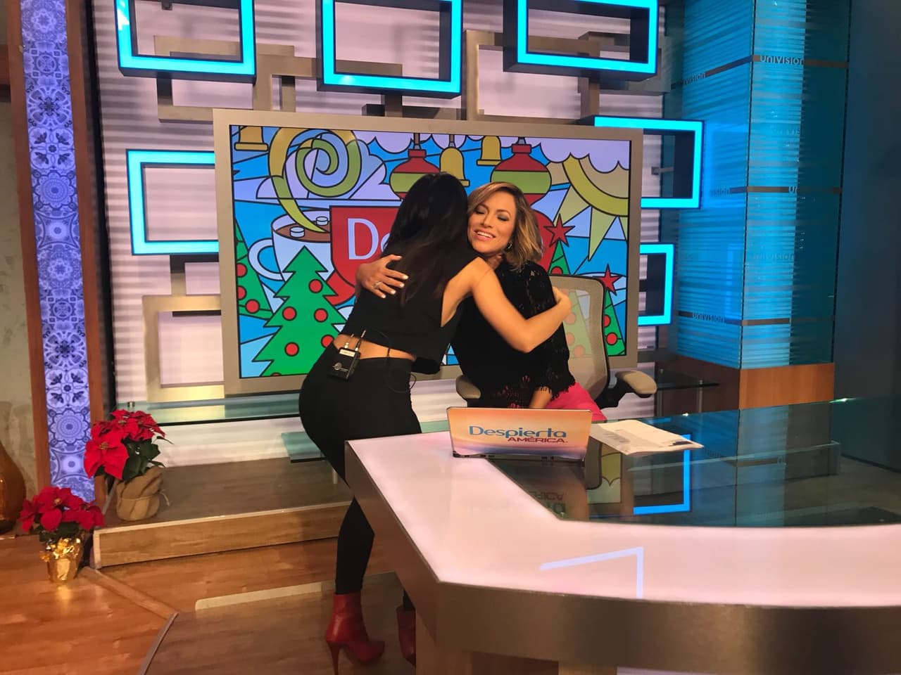 Jessica Cediel regresó a Despierta América repartiendo abrazos, y también regalos.