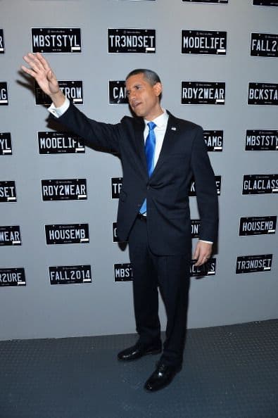 El boricua Louis Ortiz pasó del desempleo a ser un imitador de Barack Obama. En el 2008 se afeitó su chiva y al mirarse no se vio a él, vio la esperanza de hacer dinero imitando al presidente. Y es que el padre puertorriqueño del Bronx es idéntico al primer mandatario. Hoy cuenta con un documental que narra su transformación. (crédito de foto: Bronx Obama Movie)