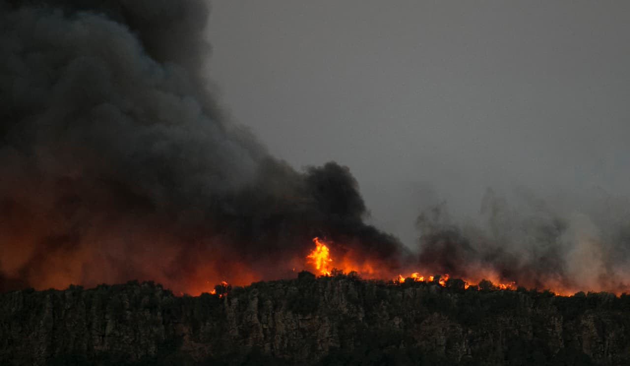 Bomberos luchan contra varios incendios en el norte de California.