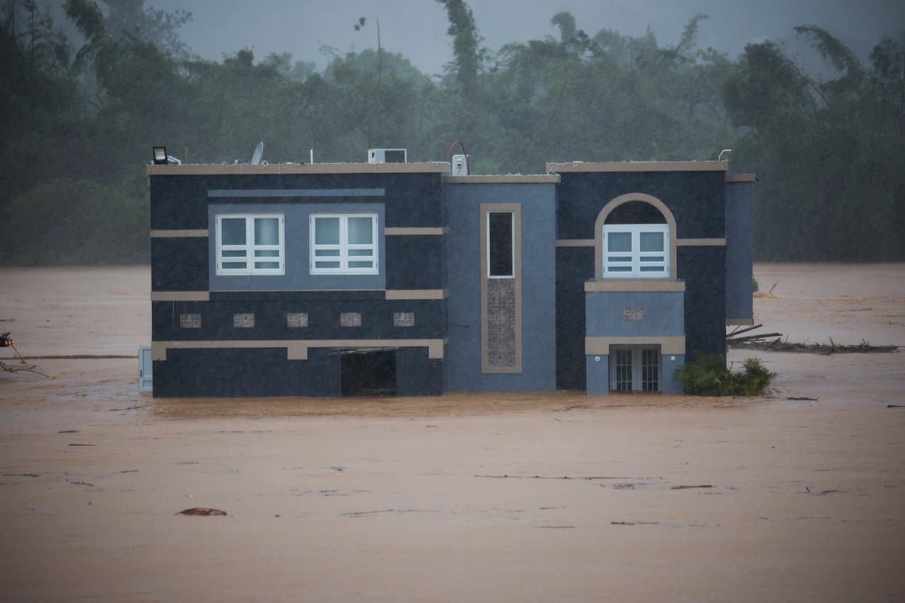 Una casa inundada en medio del azote del huracán Fiona en el central pueblo de Cayey.