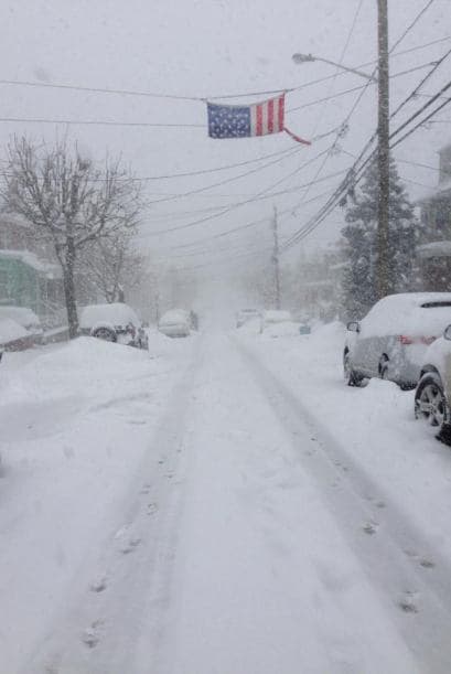 Aquí te presentamos otra imagen enviada por Silvia Monge, donde se ve la calle totalmente cubierta por la nieve.