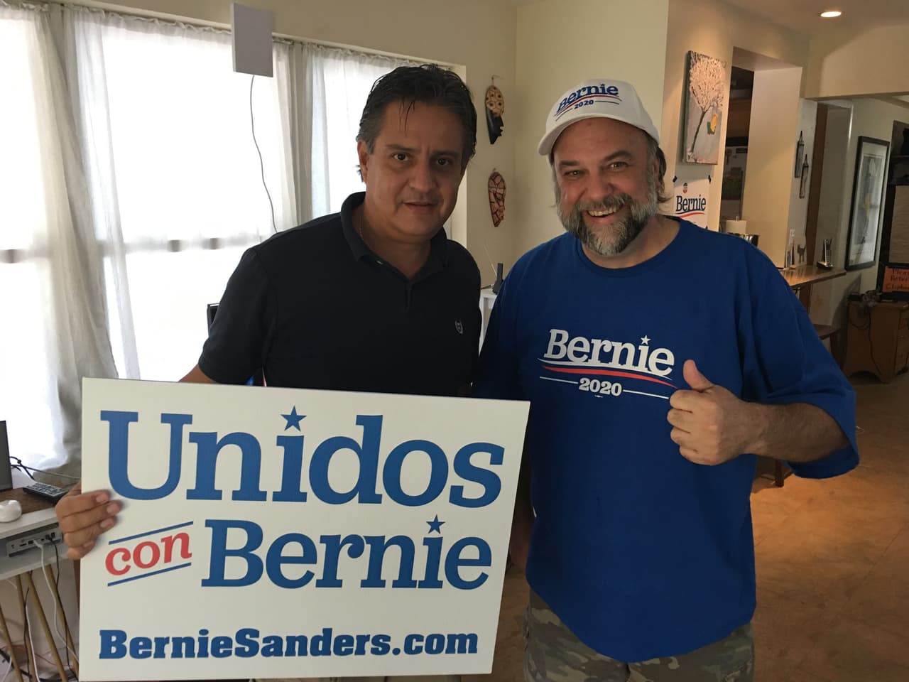 AJ Nichols (izq), oriundo de Nueva Jersey, de 58 años de edad es director de un canal de televisión del gobierno local. Foto con el voluntario Francisco Carillo, representante de ventas y profesor de economía de la Ciudad de México, de 52 años de edad.