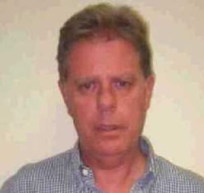 <b>Geoffrey John Busch</b> es buscado por su presunta participación en un plan destinado a estafar a los inversionistas en Fort Lauderdale. Se emitió una orden federal para su arresto en 2007. Se cree que viajó a Australia.