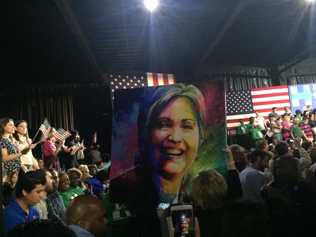 Muchos de los asistentes al acto de campaña de Clinton querían fotografiarse con el cuadro del artista colombiano Héctor Reyes.