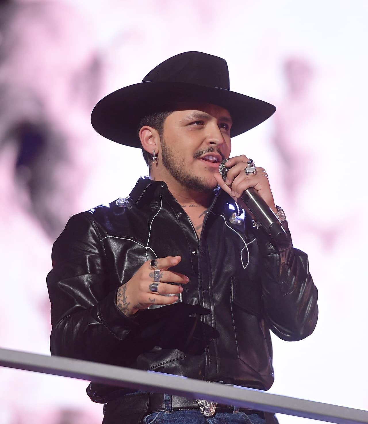 Con exitosos temas como ‘Si te falta alguien, ‘Me dejé llevar’, ‘No te contaron mal’ y ‘De los besos que te di’ detrás, en 2020 Christian Nodal se unió a los jueces del reality show ‘La voz… México’, donde compartió créditos con Ricardo Montaner, María José y Belinda.