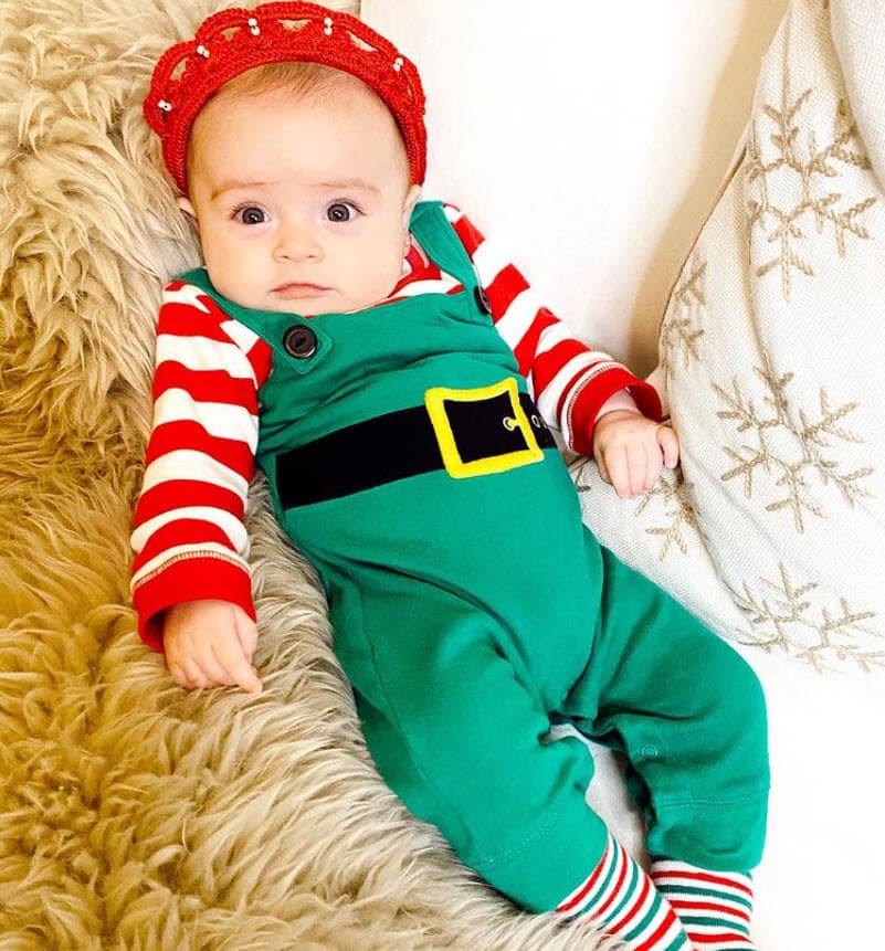 Al mediodía de este domingo 22 de noviembre, Megan apareció con este otro atuendo simulando ser uno de los duendes que ayudan a Santa Claus para preparar los juguetes que repartirá durante la Nochebuena. 
<br>