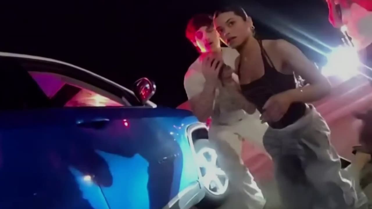 El momento en que rescatan a una mujer atrapada debajo de una camioneta en Miami Beach