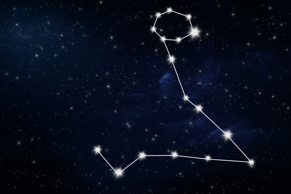 <b>PISCIS</b>
<br>La constelación de Piscis no es muy brillante. Contiene 50 estrellas visibles pero las estrellas más luminosas son pálidas y no les han dado ningún significado. La más importante se llama Alpha Piscium un nombre que viene desde cuando existía Babilonia y su forma como de peces está muy asociada con todo lo místico y espiritual.
<br>