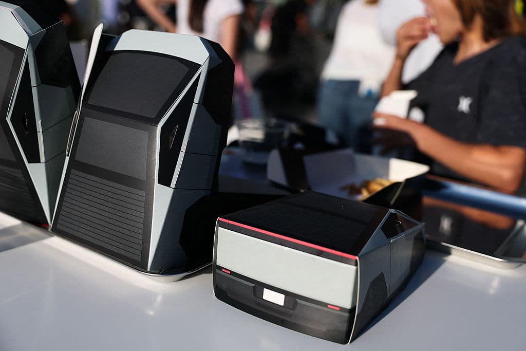 El Tesla Diner 
<b>tiene dos pisos,</b> con capacidad para atender a 
<b>250 personas</b>. Los alimentos son servidos en cajas que simulan el 
<b><a href="https://www.univision.com/local/arizona-ktvw/tesla-cybertruck-explota-frente-a-trump-hotel-en-las-vegas-lo-que-debes-saber-y-el-video-del-momento" target="_blank">modelo Cybertruck</a></b>.