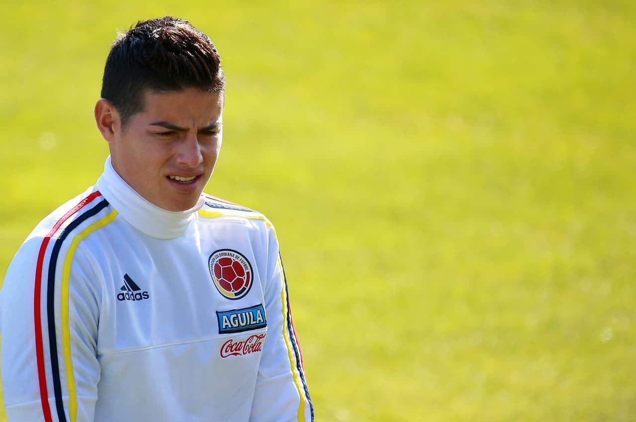 El jugador del Real Madrid está en el centro de la polémica en su país tras un ofensivo gesto mientras los periodistas esperaban la salida de los jugadores en la sede deportiva de la Federación Colombiana de Fútbol (FCF). El momento que vive el equipo 'cafetero' no es el mejor y el '10' ha sido foco de críticas, por lo que habría reaccionado de esa forma. De momento no hay un pronunciamiento del jugador.