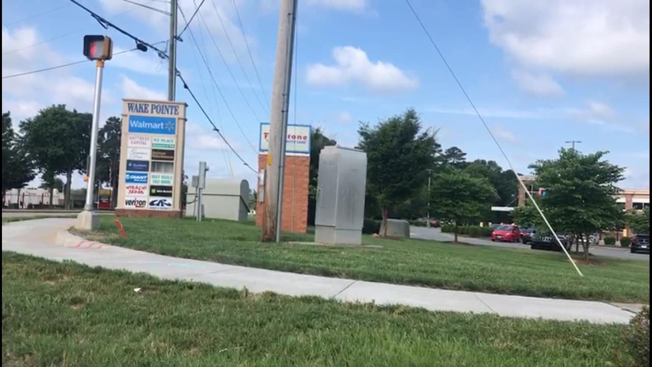 El asaltó comenzó antes de las 4:30 a.m. en Walmart en South Main Street, en Wake Forest, en Carolina del Norte