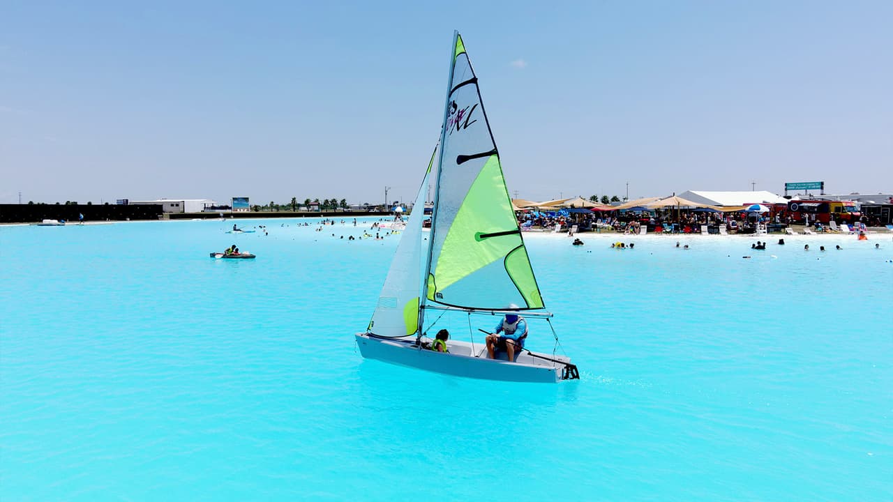 Existen diferentes tipos de embarcaciones que pueden ser alquiladas para recorrer los 12 acres de laguna.
