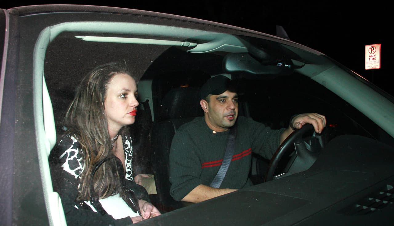 El tema de la tutela
<b><a href="https://www.univision.com/famosos/britney-spears-solicita-orden-de-restriccion-en-contra-de-su-exmanager-por-presunto-acoso-fotos">no es la única situación legal </a></b>que enfrenta la cantante. Recientemente sus abogados solicitaron una orden de restricción a la Corte Superior del Condado de Los Ángeles contra Sam Lutfi (en la foto), quien fuera representante de Britney a principios de la década de 2000.