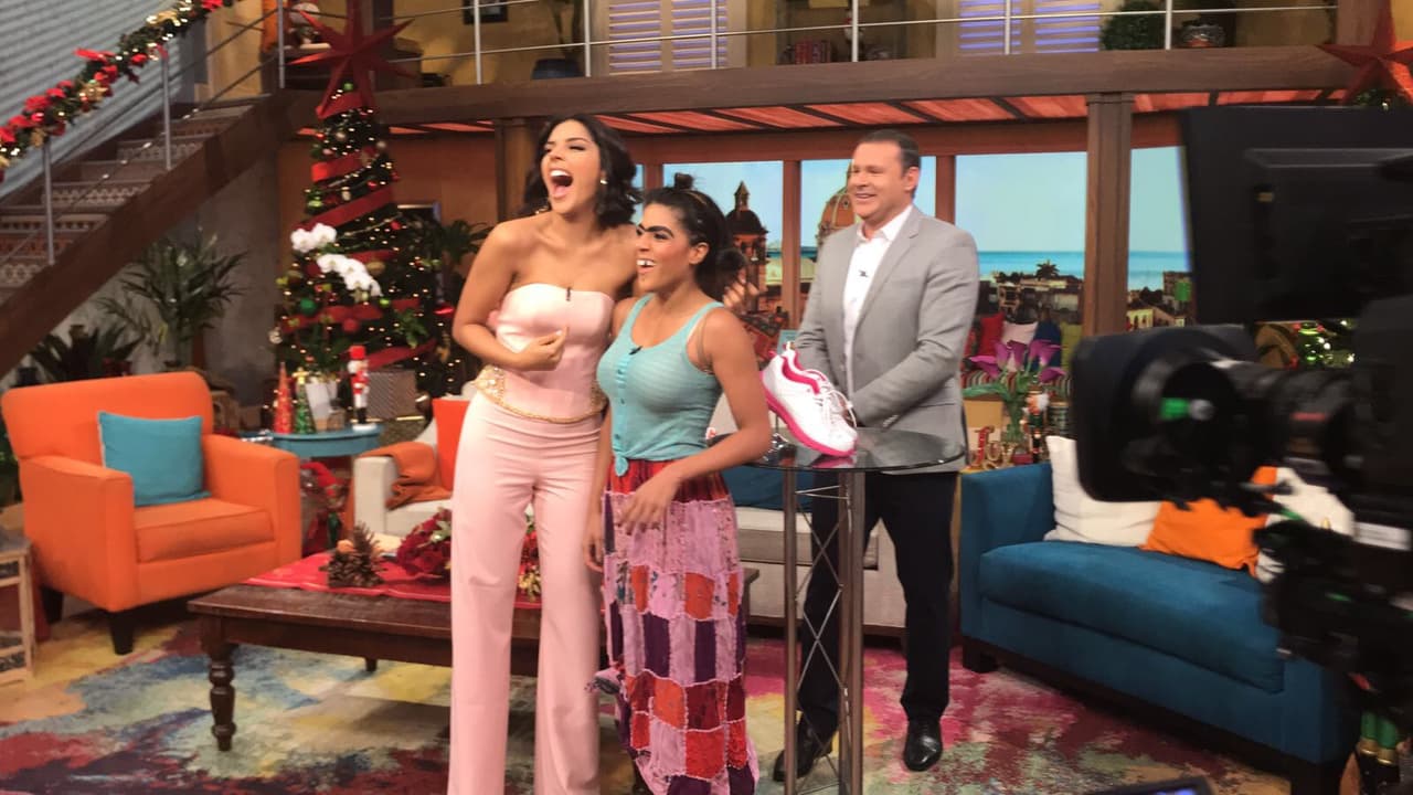 Laura quedó encantada con el regalo de Mela y la invitamos a quedarse en Despierta América el resto de la mañana.