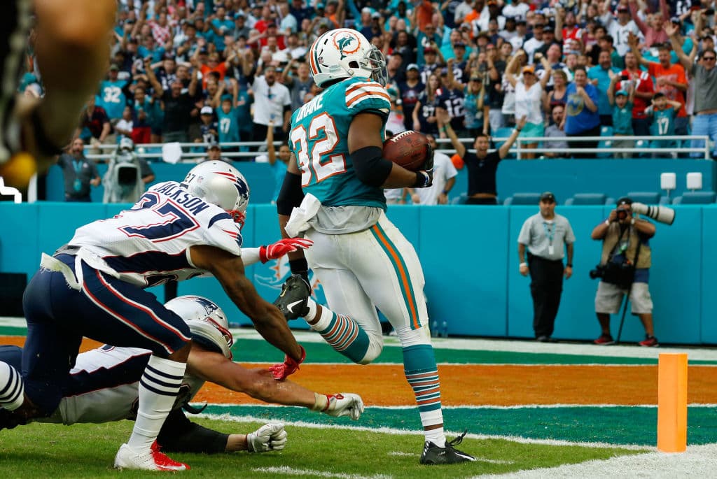 Y Parker hizo lo propio con Kenyan Drake, quien eludió defensivos, siguió la cortina de bloqueos, no dejó de mover los pies y llegó al end zone con el touchdown del triunfo de manera agónica.